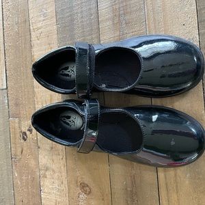 Hush Puppies Girls 5 US Patent Mary Janes. Worn once.